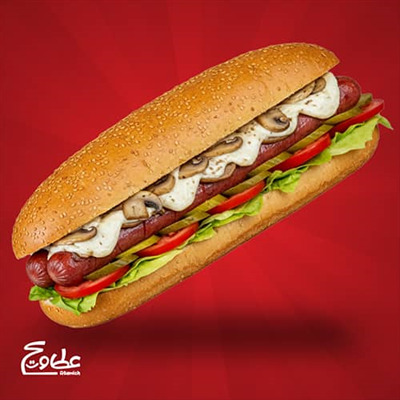 2 عدد هات داگ سرخ شده ، قارچ ، پنیر موزارلا ، کاهو ، گوجه ، خیارشور ، نان فرانسوی کنجدی ساندویچ ابر هات داگ